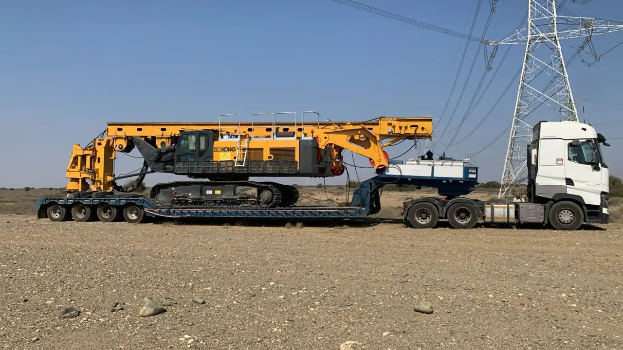 نقل حفارة أوتاد XCMG على لوبد 4 محاور
